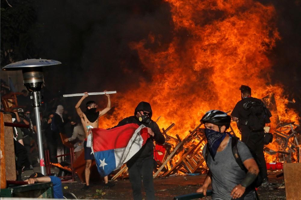 Bij betogingen de voorbije twee weken in Chili is in verschillende steden brand gesticht en geplunderd