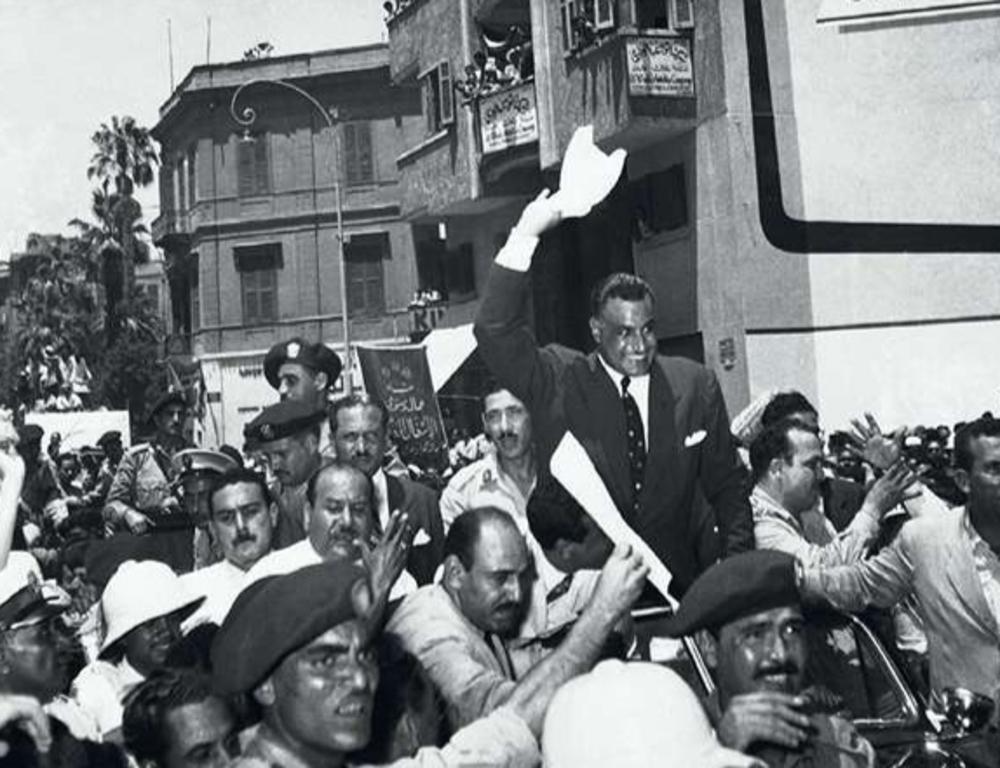 President Nasser wordt uitbundig ontvangen in Caïro na zijn toespraak in Alexandrië op 26 juli 1956. (Hulton Archive)