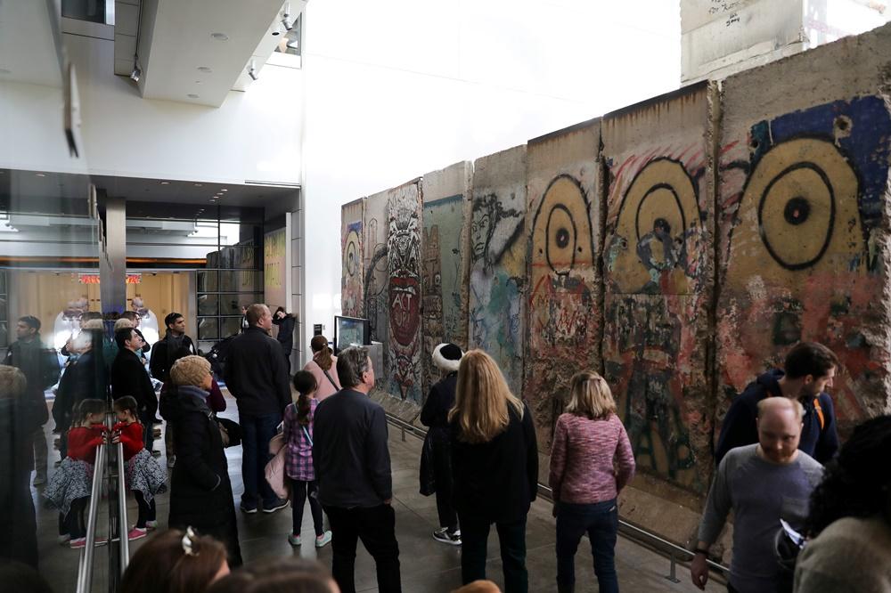 Bezoekers van de laatste week, voor een stukje Berlijnse Muur.