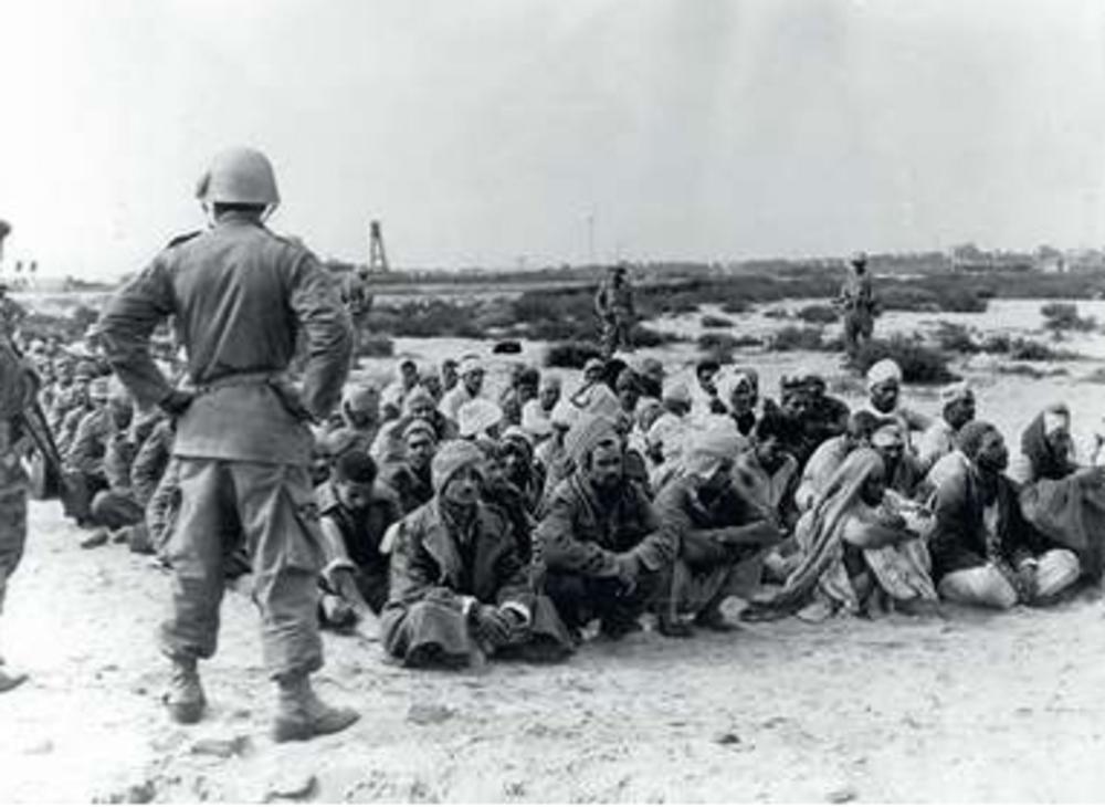 Franse militairen bewaken gevangengenomen Egyptische soldaten op het strand van Port Fouad. (Hulton Archive)