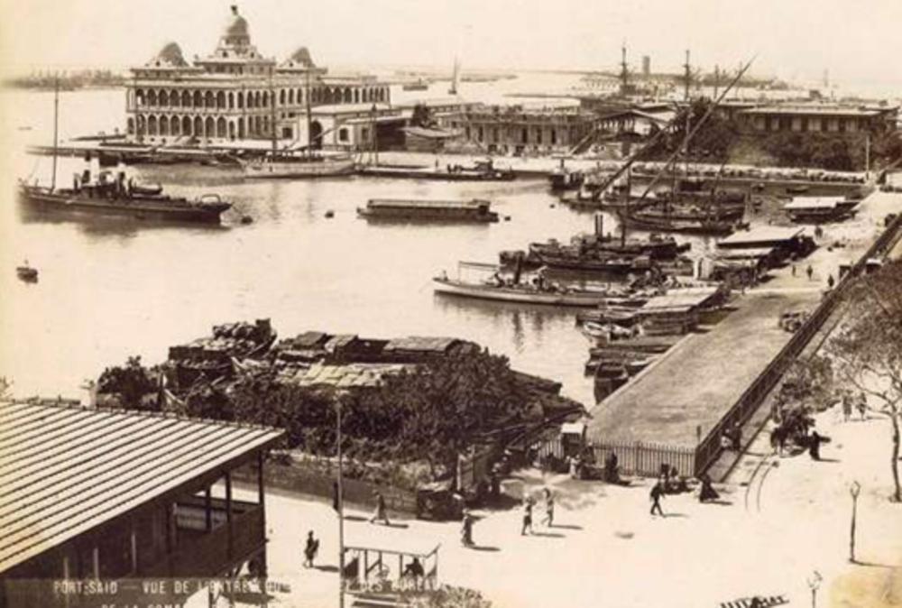 Het gebouw van de Suez Canal Company/Société Maritime de Suez in Port Saïd eind 19de eeuw. Door het Anglo-Egyptische Verdrag van 1936 werd het Britse protectoraat onafhankelijk, enkel het beheer over het Suezkanaal bleef met 80% van de aandelen in Brits-Franse handen.
