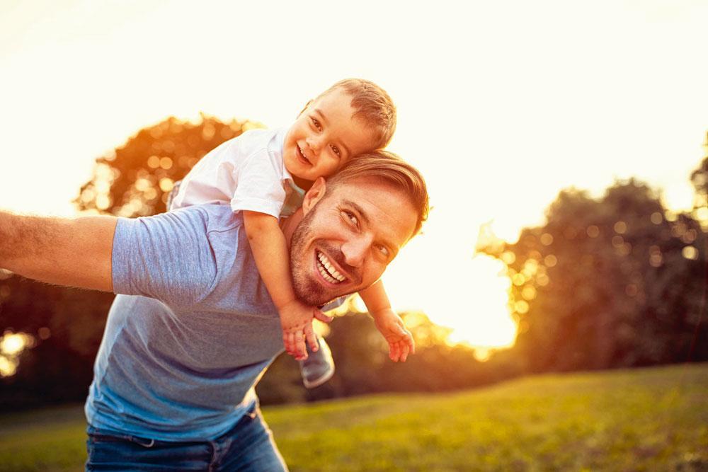 Vaders maken oxytocine oftewel het knuffelhormoon vooral aan tijdens het spel, als ze het kind dragen of optillen, enzovoort.