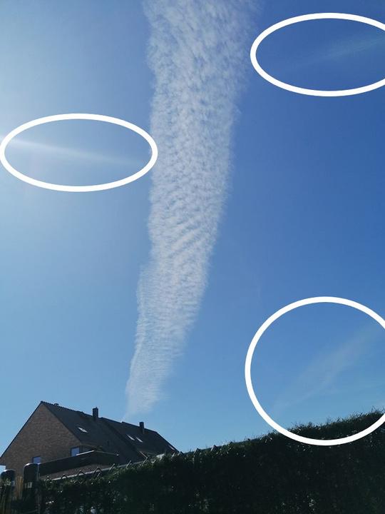 Eén van de foto's die werd gepost op Facebook. De cirkels voegde Knack toe om de cirruswolken aan te duiden.