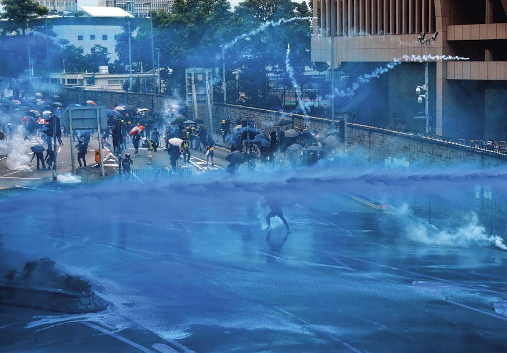 De Hongkongse politie voegt blauwe verf toe aan het waterkanon om de betogers beter te kunnen traceren.