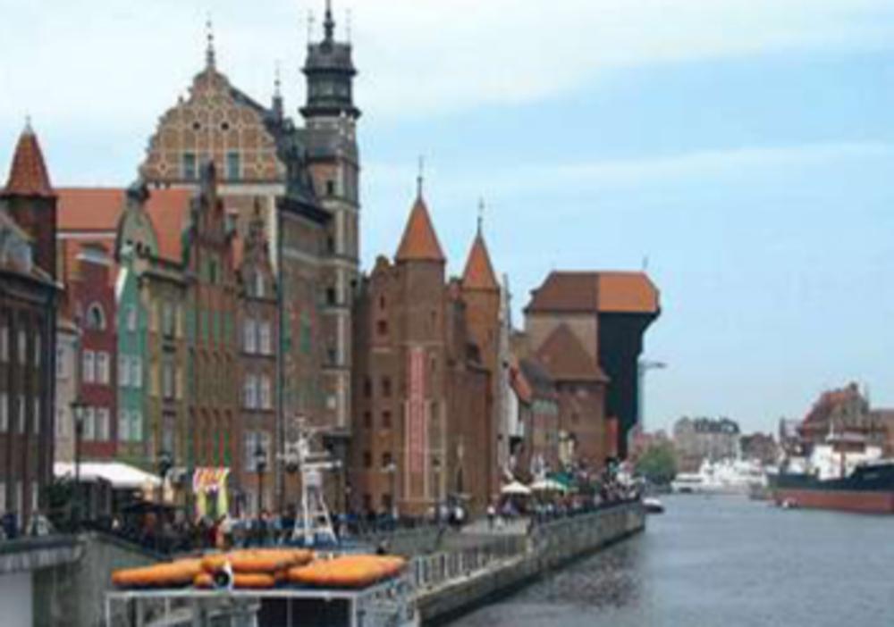 Boven rechts: De haven van Gdansk nu. (Foto Lex Veldhoen)