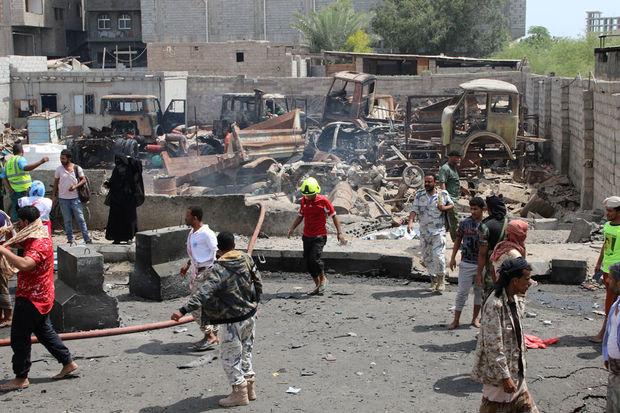 Een autobom rijdt in op een militaire keuken in Aden, Jemen.
