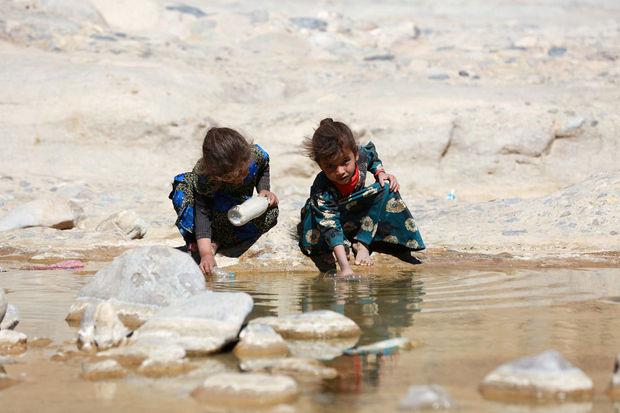 Jemenitische meisjes proberen drinkbaar water te verzamelen.