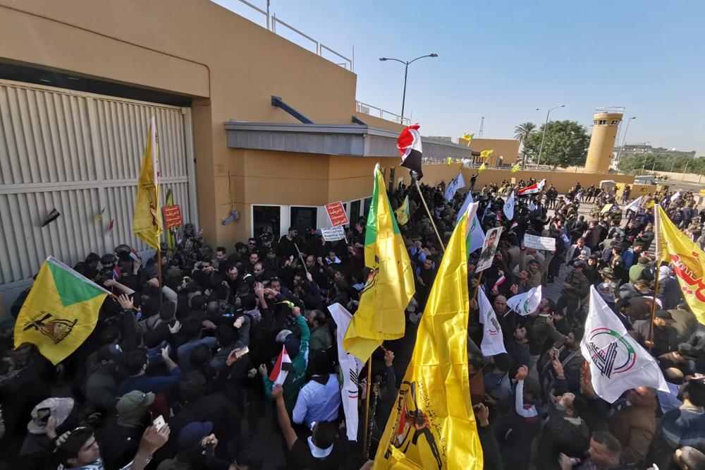 Demonstranten aan de Amerikaanse ambassade te Bagdad op 31 december 2019.