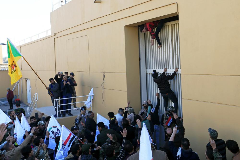 Demonstranten bij de Amerikaanse ambassade in Bagdad, Irak, op 31 december 2019.