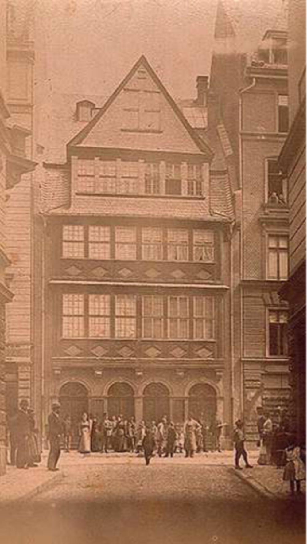 Omstreeks 1810 bouwde Mayer Amschel Rothschild aan de Judengasse een nieuw huis dat het kloppend hart van het bankiers- en handelshuis werd. Hier zou hij in 1812, op 68-jarige leeftijd, overlijden. Zijn vrouw Gutle bleef er de resterende 37 jaar van haar leven wonen.