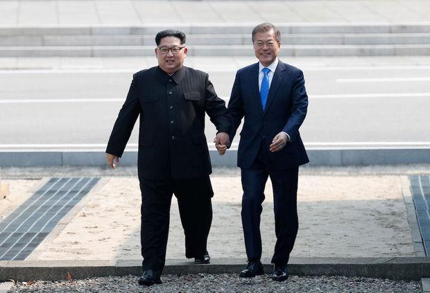 De Noord-Koreaanse leider Kim Jong-un ontmoet zijn Zuid-Koreaanse ambtsgenoot Moon Jae-in