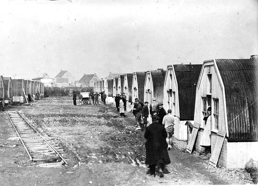 Na de oorlog moest de Belgische bevolking het een tijdlang met noodwoningen stellen, zoals deze nissenhutten.