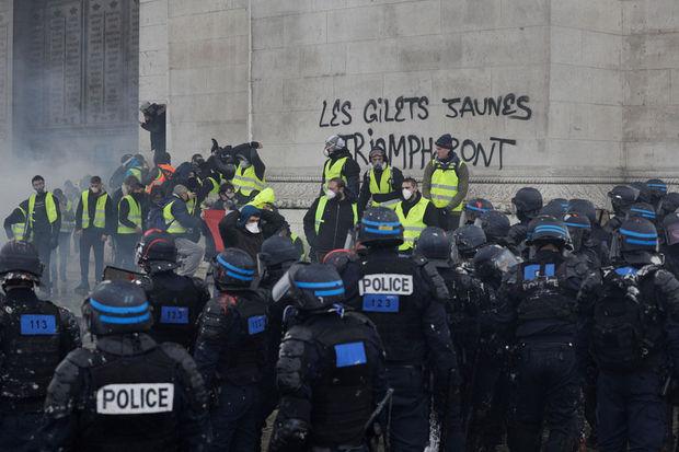 Gele hesjes trekken door Parijs: '1.500 ordeverstoorders opgedaagd om erop los te slaan'