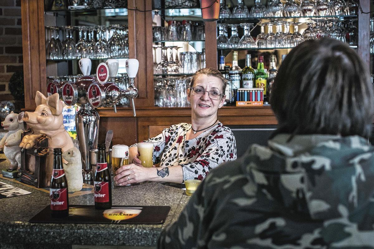 Peggy in taverne 't Hofke: 'Voor wie men ook heeft gestemd, de rode draad is: mensen zijn kwaad.'