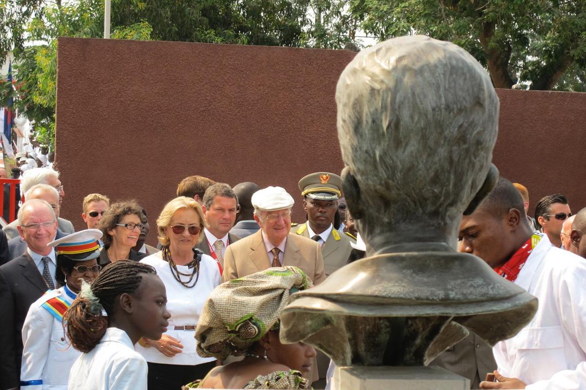 Koningin Paola en Koning Albert wonen de onthulling van een buste van Koning Boudewijn bij in 2010 in Congo.