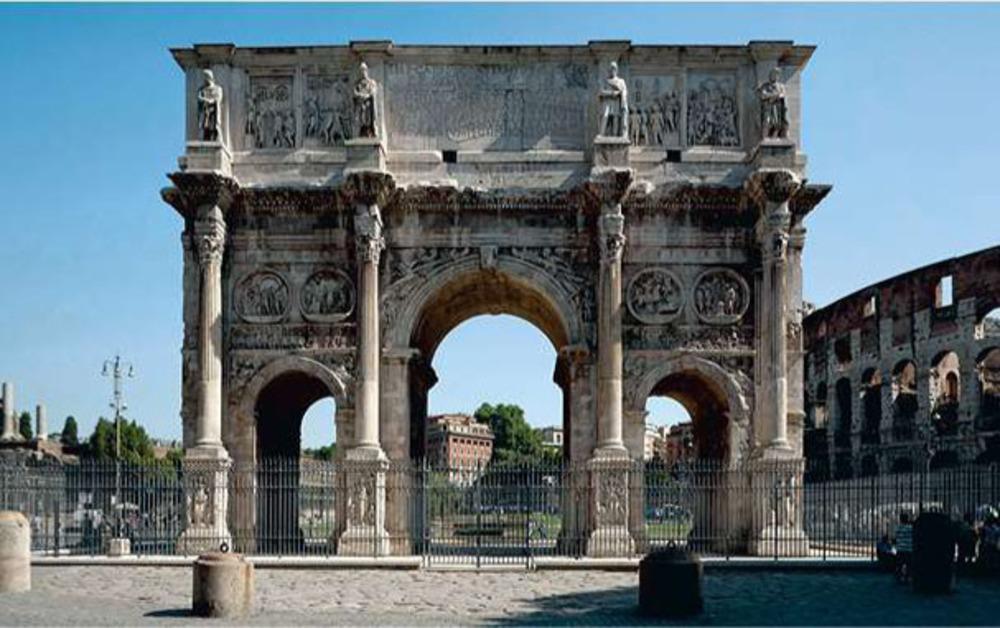 Boog van Constantijn, tussen het Colosseum en de Palatinus in Rome, in 315 opgericht ter herdenking van de overwinning van de keizer op Maxen tius drie jaar eerder.