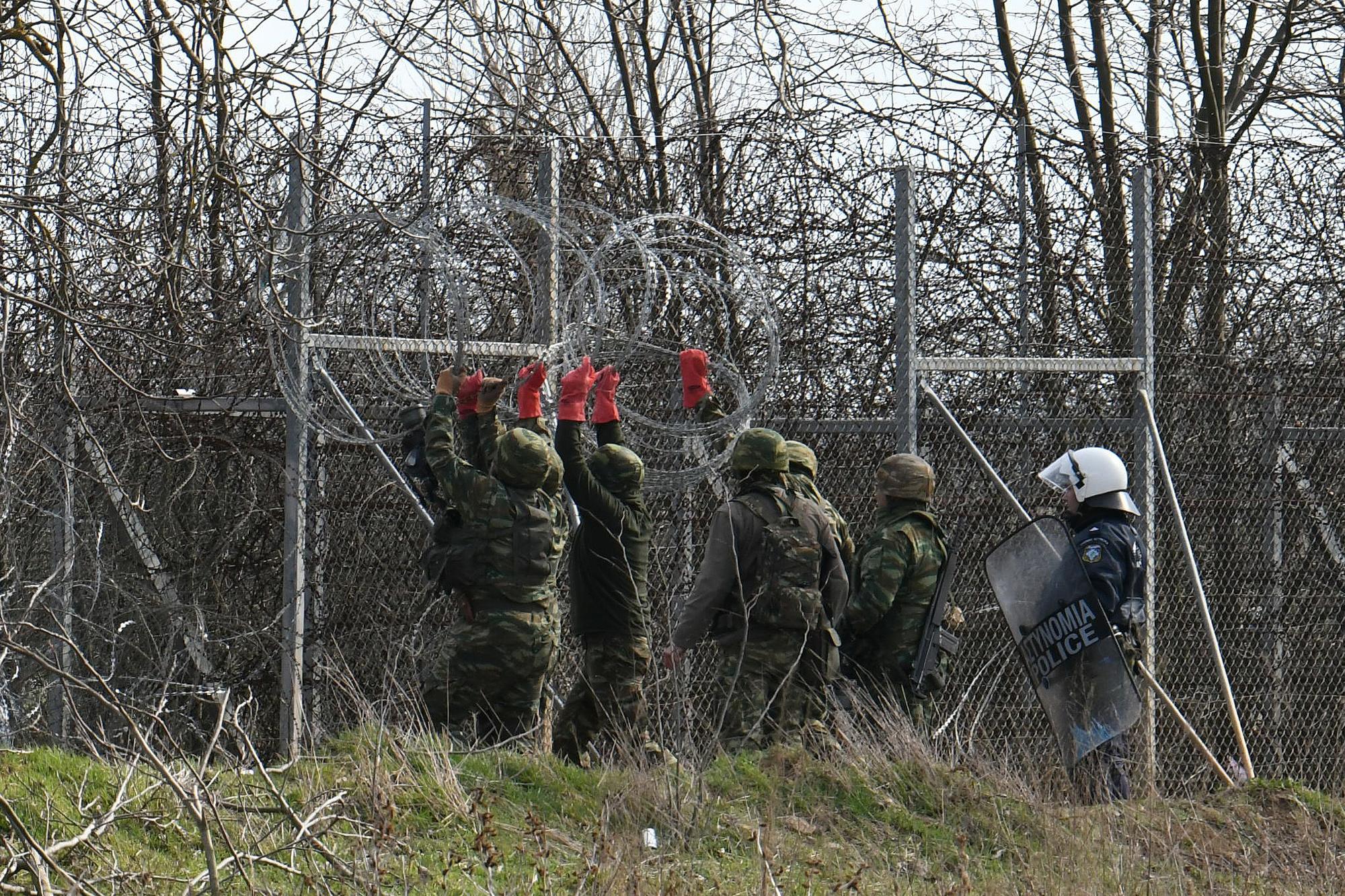 2 maart 2020: Griekse soldaten verstevigen een hek aan de grens met Turkije.