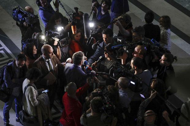 Luc Hennart, eerste voorzitter van de Brusselse correctionele rechtbank, wordt omgeven door journalisten