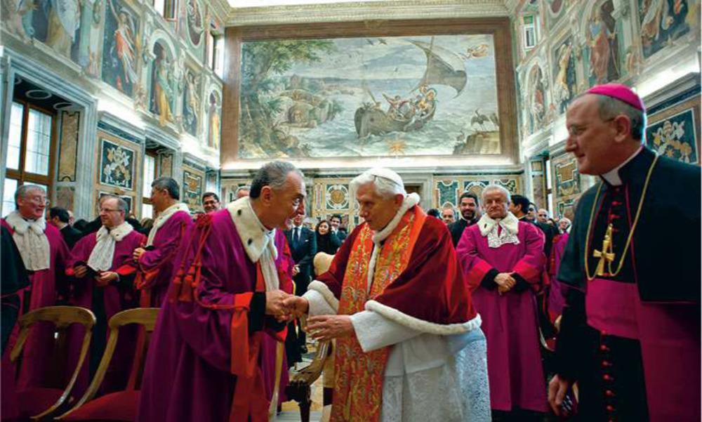 Benedictus XVI en bisschop Pio Vito Pinto (links), deken van de Rota Romana (2013).