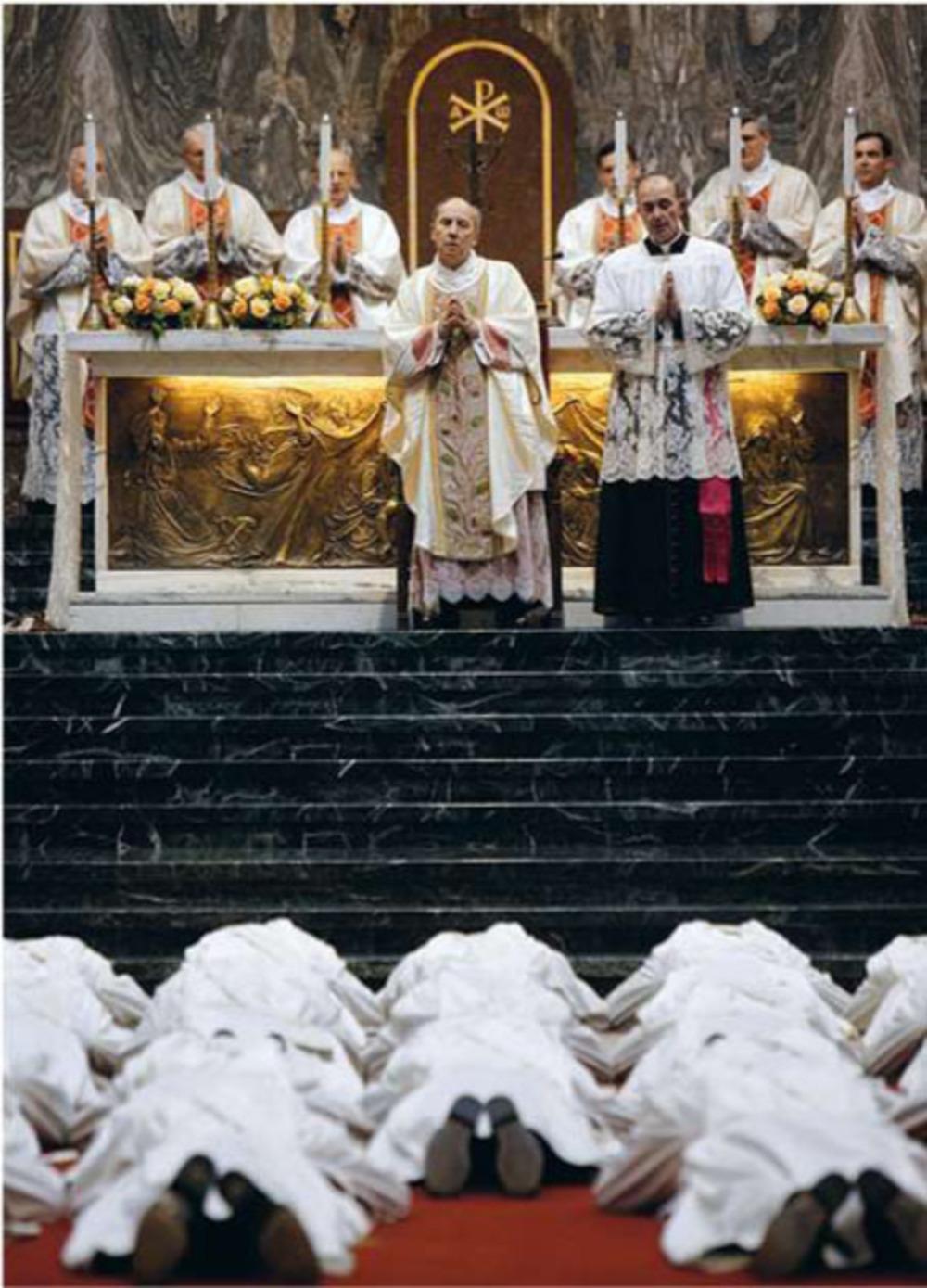 Mei 2012. Pas gewijde diakens werpen zich ter aarde voor Javier Echevarría, de bisschop die aan het hoofd staat van Opus Dei.