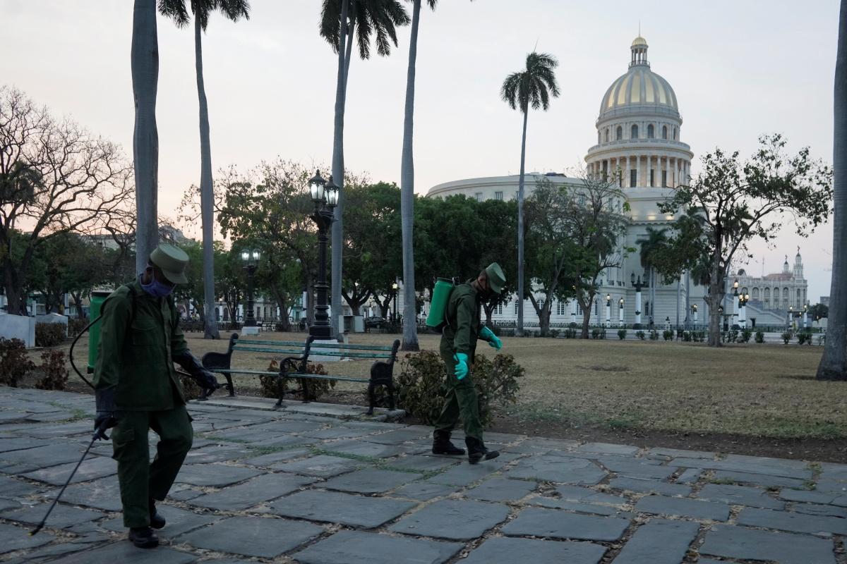 Soldaten desinfecteren het historische centrum van Havana, 16 april 2020.