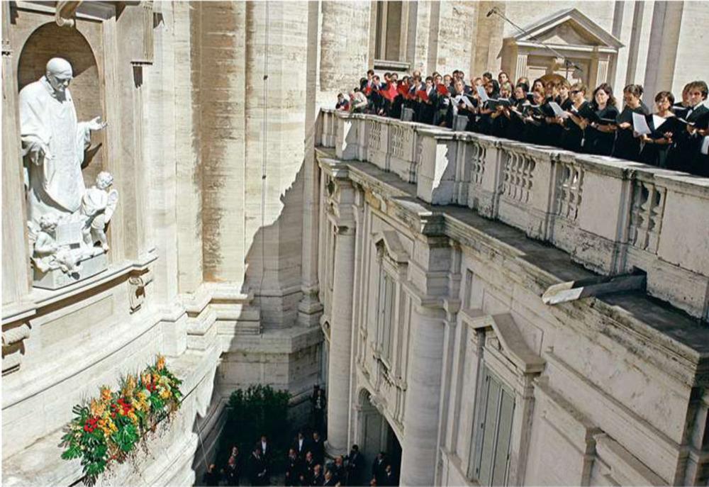 Op 14 september onthulde en zegende Benedictus XVI het beeld van Josemaría Escrivá tegen de linker dwarsbeuk van de Sint-Pietersbasiliek