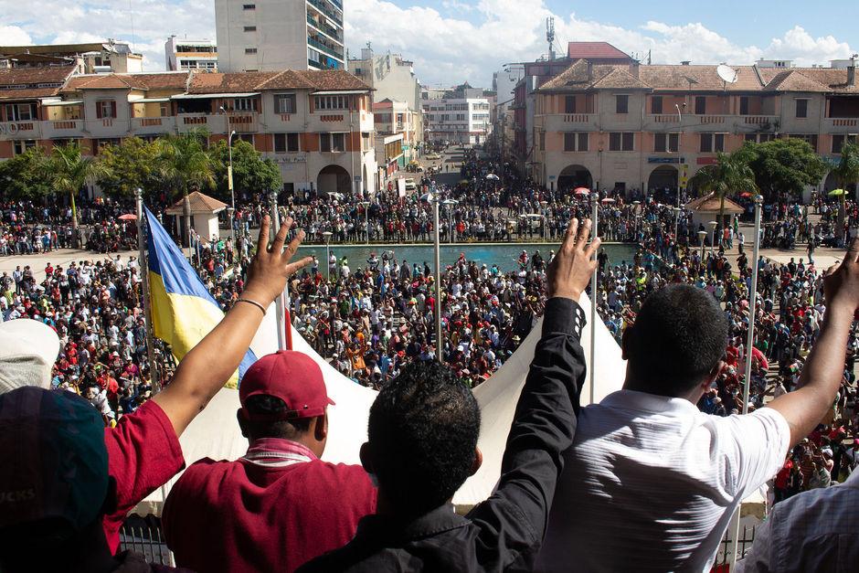 De parlementsleden van de oppositiepartijen betreden het balkon van het gemeentehuis en spreken de massa toe.
