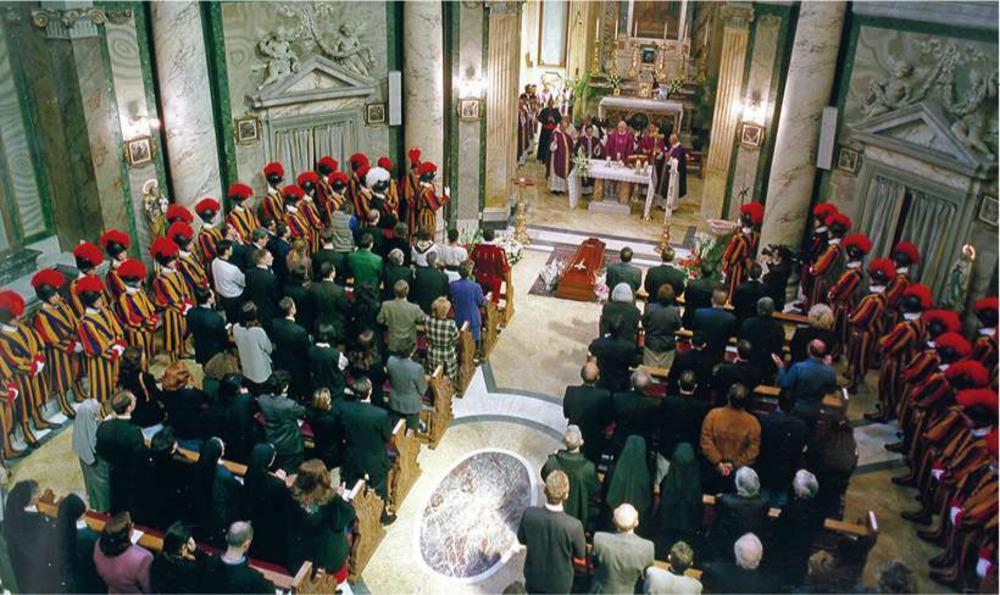 Leden van de Zwitserse Garde en van de familie van Cédric Tornay wonen op 7 mei 1998 in de Sint-Annakerk in het Vaticaan de begrafenis van de jongeman bij.