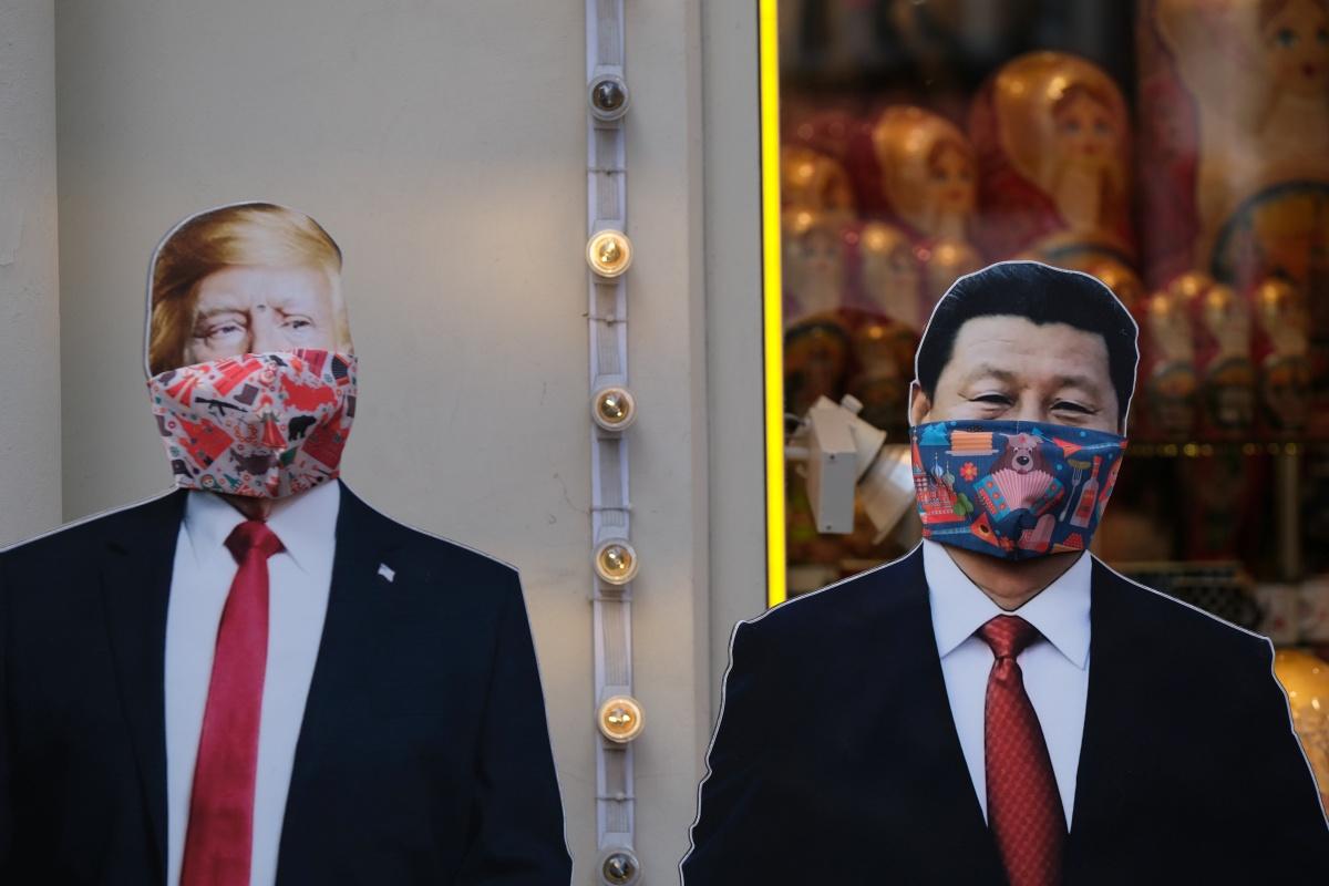 Een bordkartonnen Donald Trump (links) en Xi Jinping in Moskou 