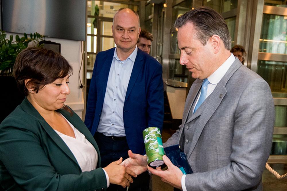 Meyrem Almaci, Björn Rzoska (beiden Groen) en Bart De Wever (N-VA) op 28 mei 2019.