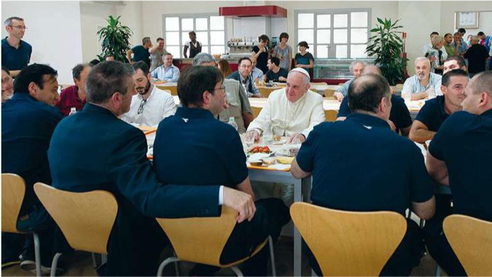 Domus Sanctae Marthae, refter, juli 2014. Paus Franciscus eet samen met de werknemers van het Vaticaan.