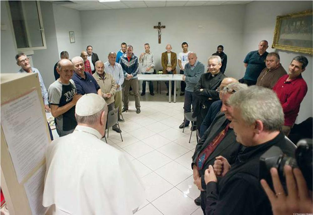 Rome, oktober 2015. Franciscus bezoekt een opvangcentrum voor daklozen.