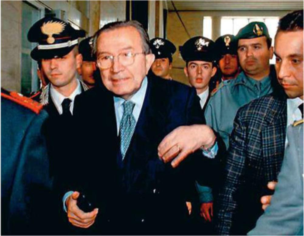 Januari 1997. Ex-minister-president Giulio Andreotti, beschuldigd van medeplichtigheid met de maffia, op zijn proces.