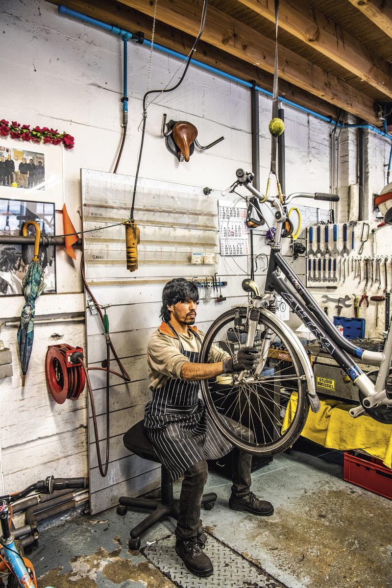 Wie talent heeft, kan op de werkvloer een opleiding tot fietsmechanicus krijgen. 