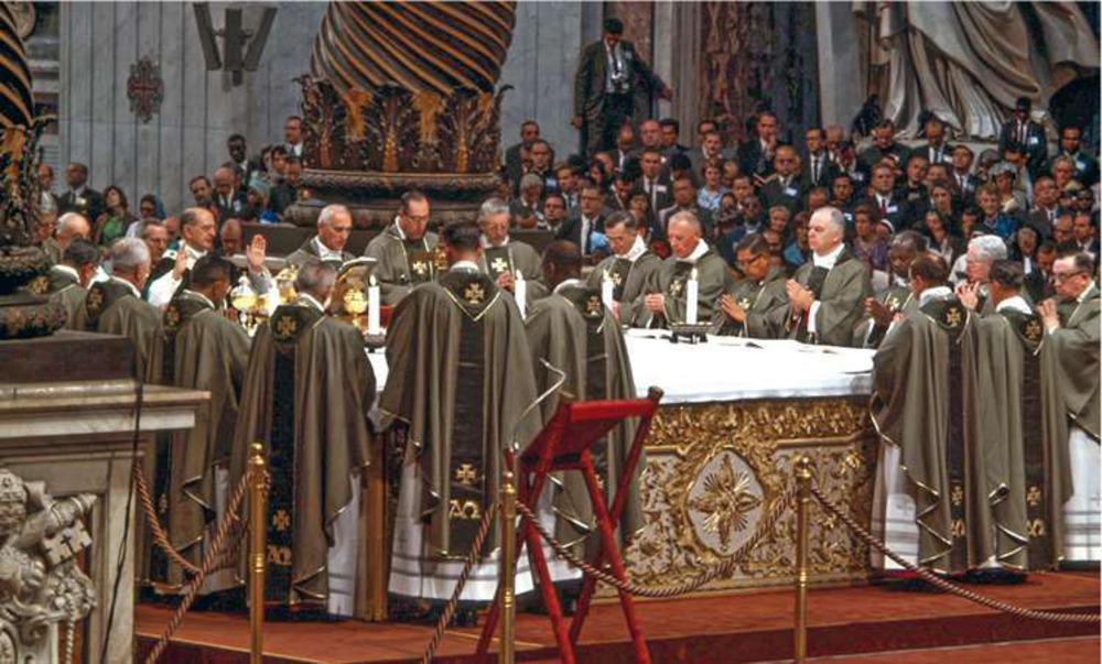 Oktober 1967, Sint-Pietersbasiliek. Eucharistieviering tijdens de eerste synode na het Tweede Vaticaans Concilie