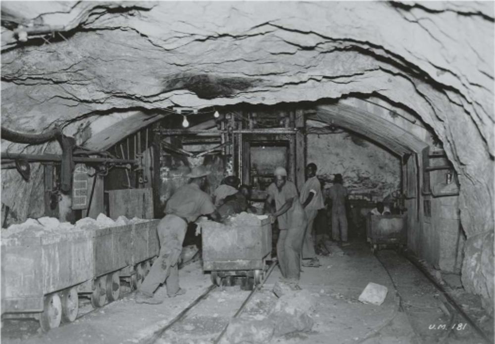 Mijnwerkers aan de slag in de mijnen van Union Minière.
