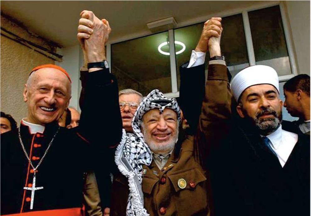 Ramallah, Palestina, mei 2002: kardinaal Roger Etchegaray, politiek leider Yasser Arafat en moslimgeestelijke Joma Salama.