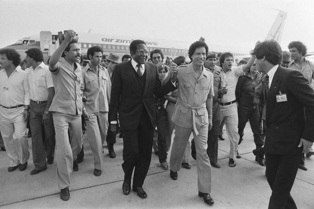 Robert Mugabe samen met de Libische leider Muammar Khadaffi op 7 augustus 1982 in Tripoli, Libië.