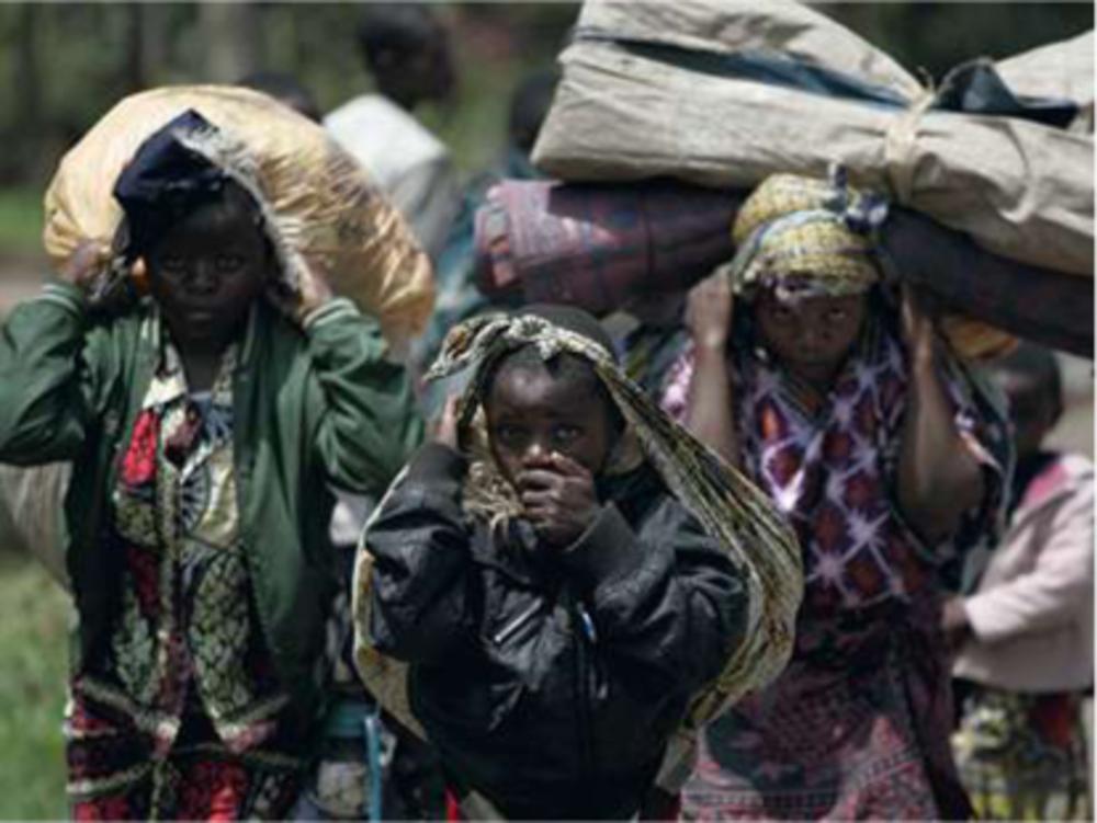 Kiwanja, 2008. Congolese inwoners slaan op de vlucht voor het geweld in Oost-Congo.