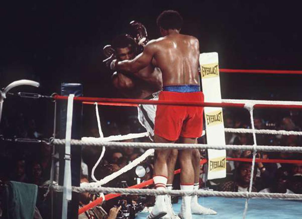 Ali hangt in de touwen terwijl Foreman hem probeert te raken. Met zijn rope-a-dope-techniek putte die eerste zijn tegenstander uit.