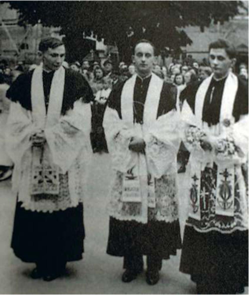 Joseph Ratzinger (rechts) en zijn broer Georg (links) op de dag van hun priesterwijding, 29 juni 1951.