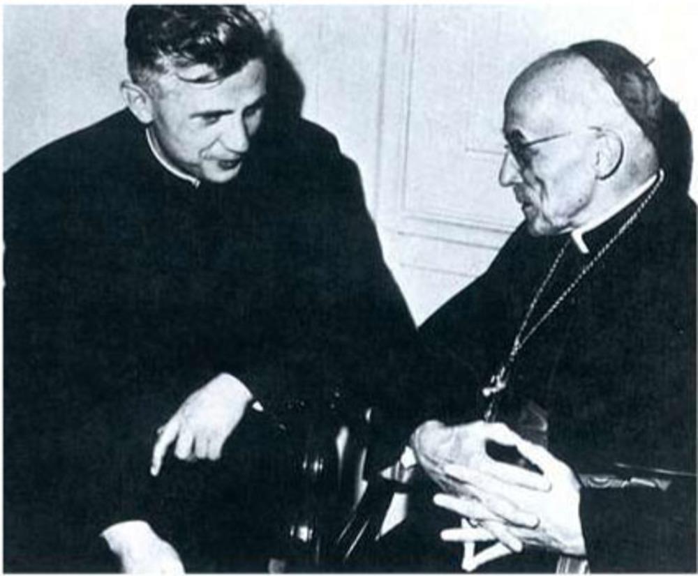 Jaren zestig. Joseph Ratzinger, professor theologie, naast Joseph Frings, kardinaal van Keulen, die hem als raadgever meenam naar het Tweede Vaticaans Concilie.