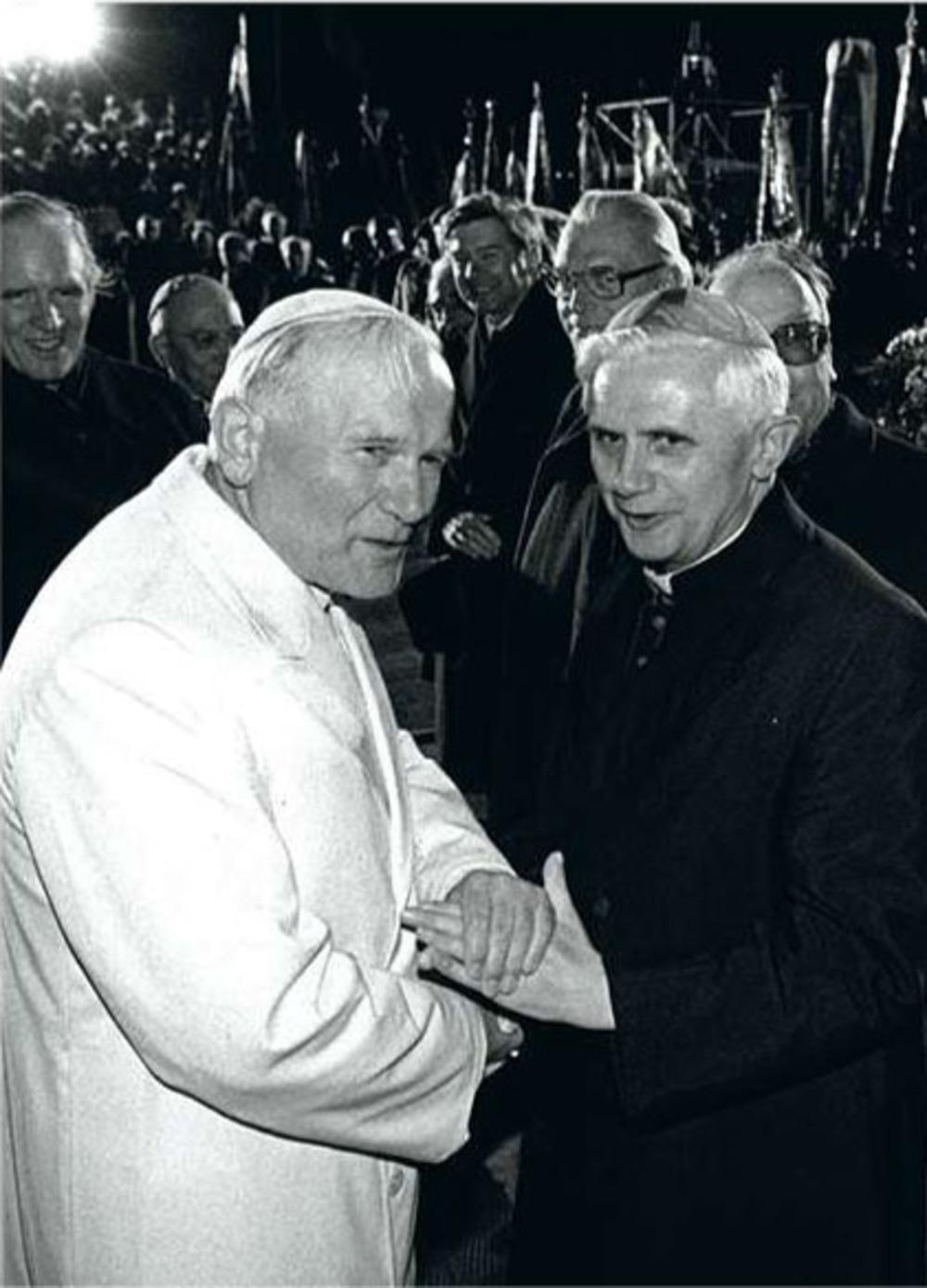 Johannes Paulus II ontvangt kardinaal Ratzinger op een buitengewone vergadering van kardinalen in 1979.