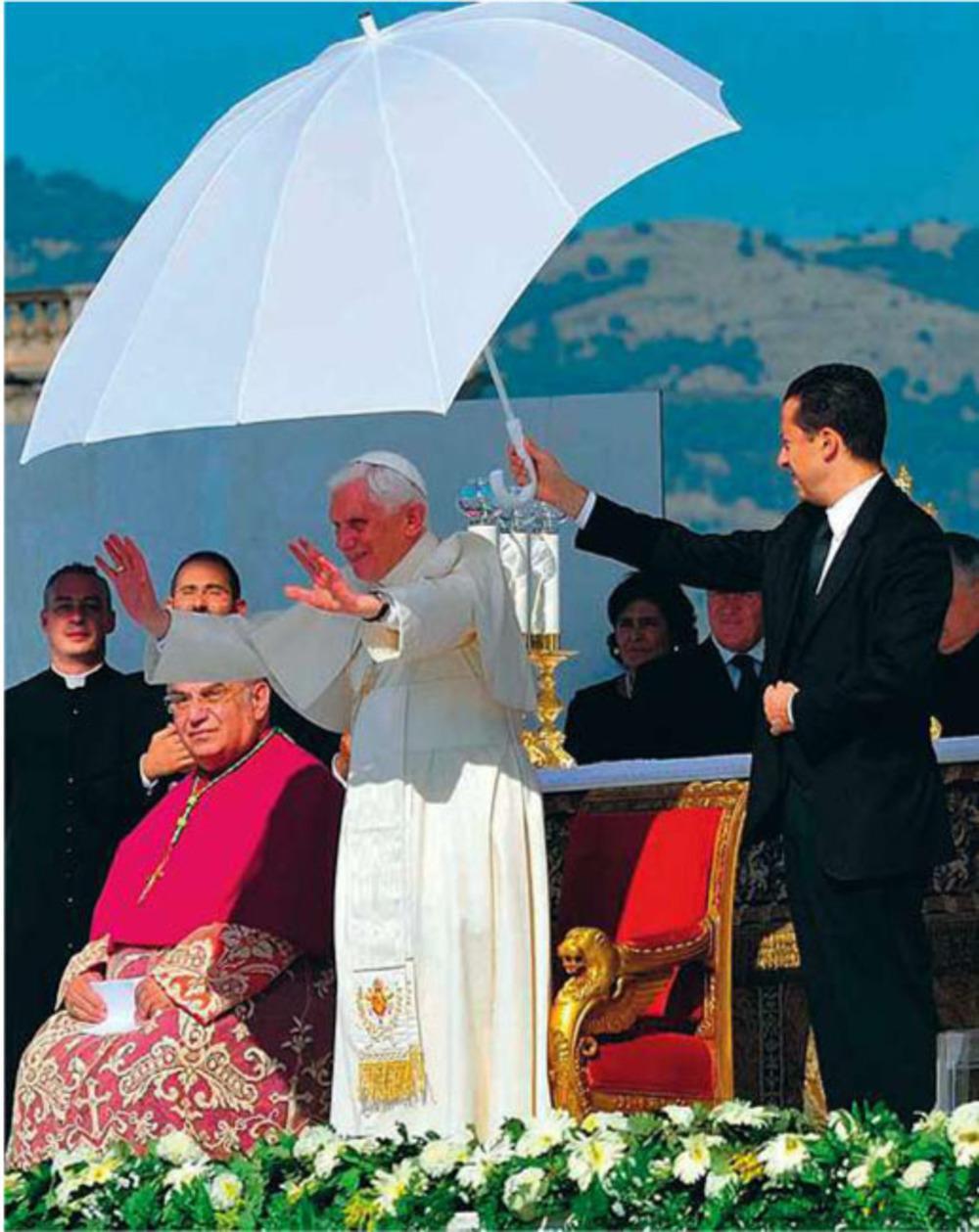 Paolo Gabriele, de butler van Benedictus XVI (hier links van hem), stond bekend als een modelbediende.
