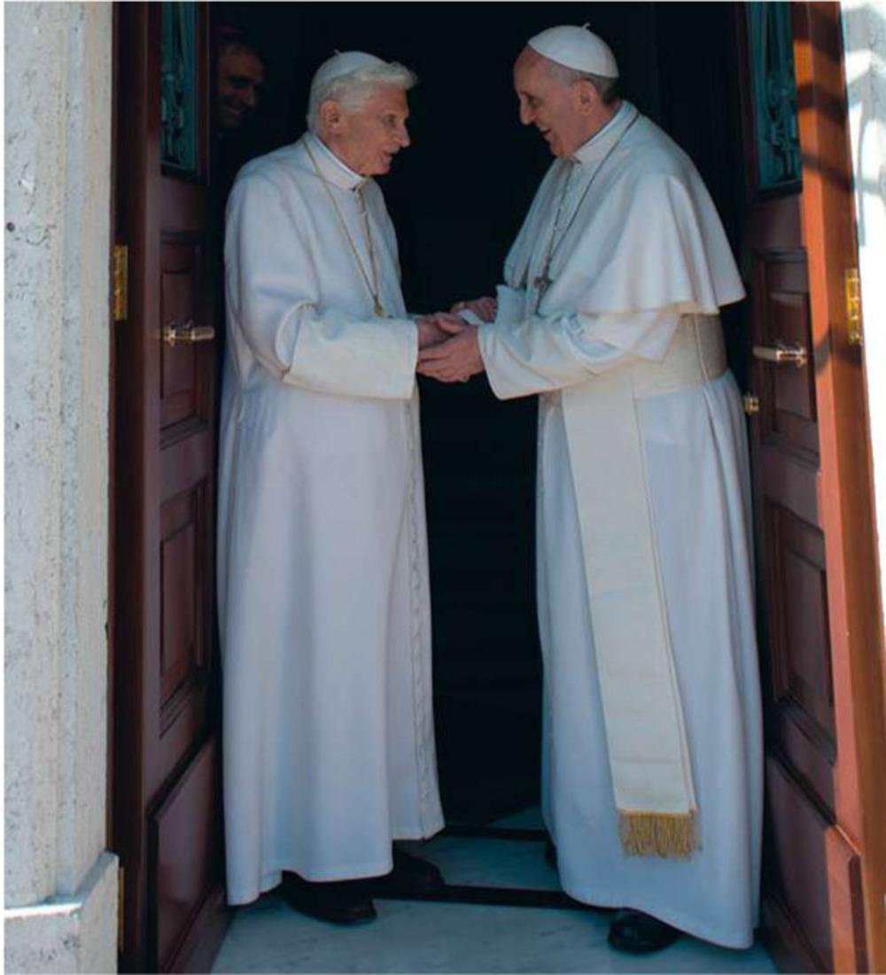 Twee maanden na zijn ontslag ontvangt paus emeritus Benedictus XVI paus Franciscus in het klooster Mater Ecclesiae, zijn nieuwe residentie.