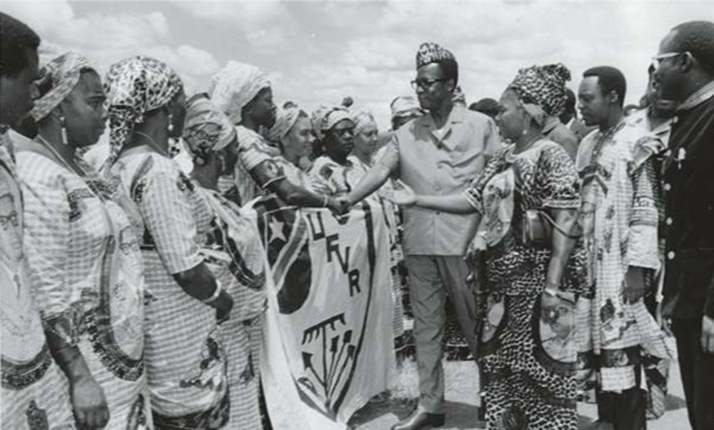 Mobutu bij de Union des Femmes Volontaires de la République, een mobutistische vrouwenorganisatie.