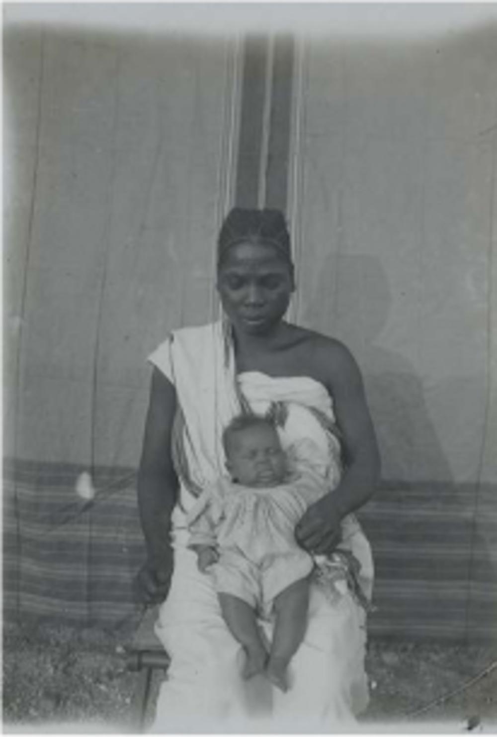 Congolese ménagère met haar kind.