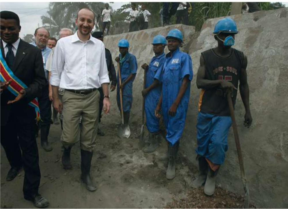 Toenmalig minister van Ontwikkelingssamenwerking Charles Michel bezocht in 2008 het riolenproject van Kinshasa.