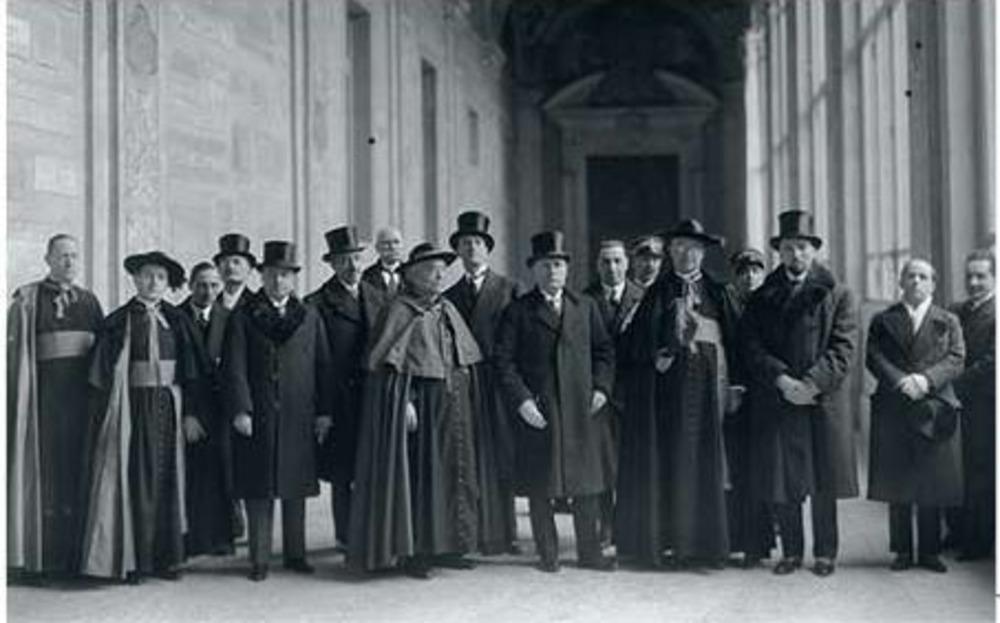 Benito Mussolini en kardinaal Pietro Gasparri na de ondertekening van het Verdrag van Lateranen op 11 februari 1929.