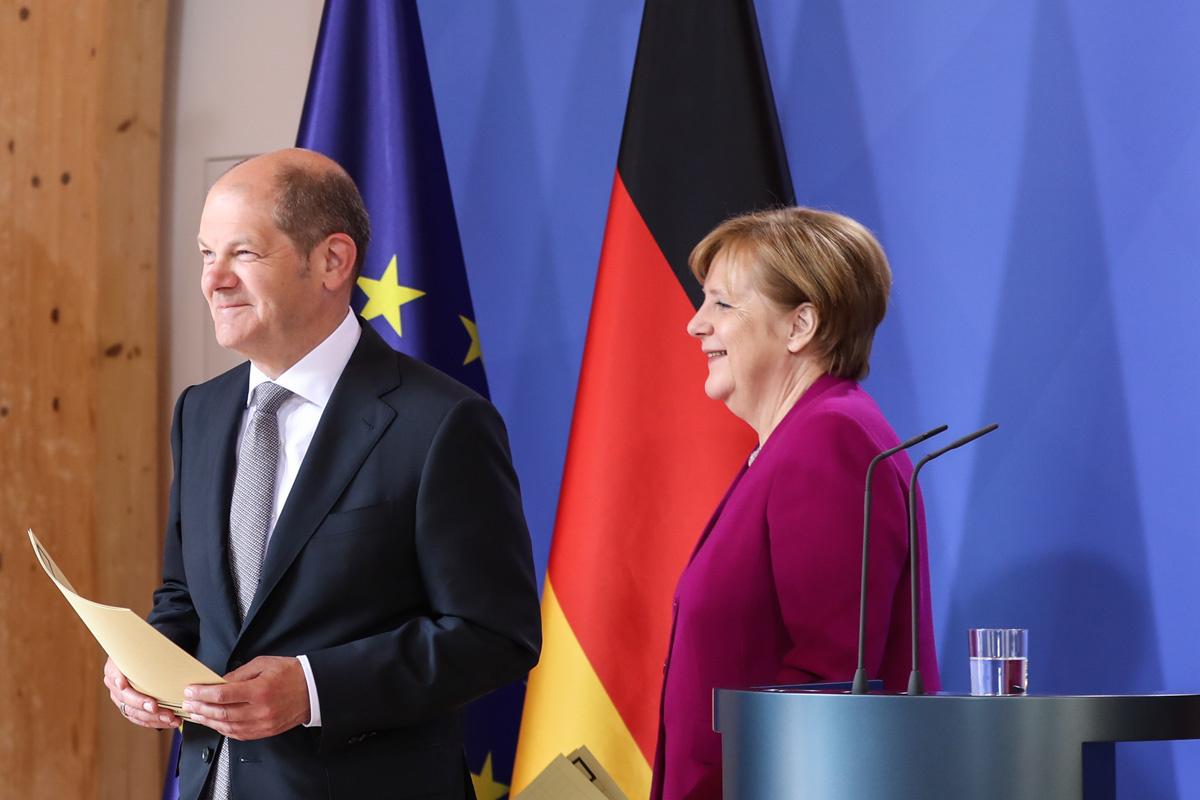 Olaf Scholz en Angela Merkel